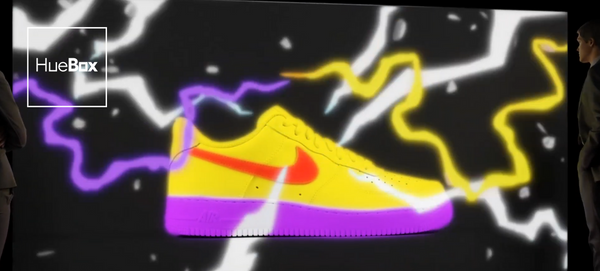 Image d'une chaussure Nike sur une boîte lumineuse d'affichage en tissu de tension rétroéclairée animée HueBoxPro