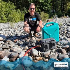 Sur les rochers avec le filtre à eau du ruisseau