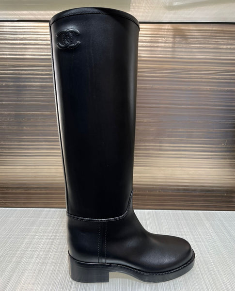 CHANEL Fall-Winter 22/23 black high boots – hey it's personal shopper london