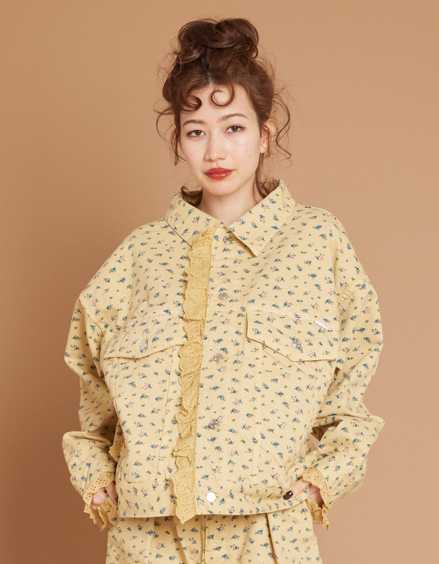 Flower print denim jacket / BEIGE