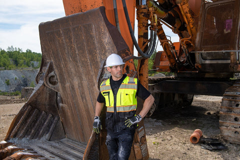 Worker with Class 2 Safety vest with pockets