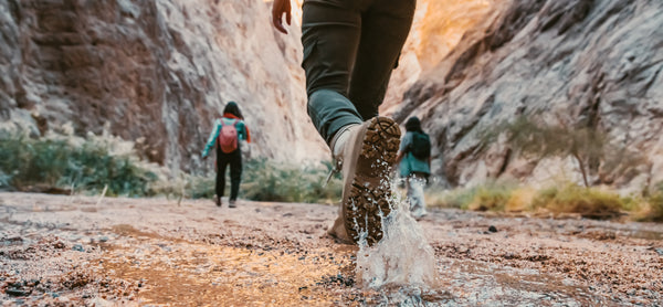 Trail en montagne avec sac d'hydratation