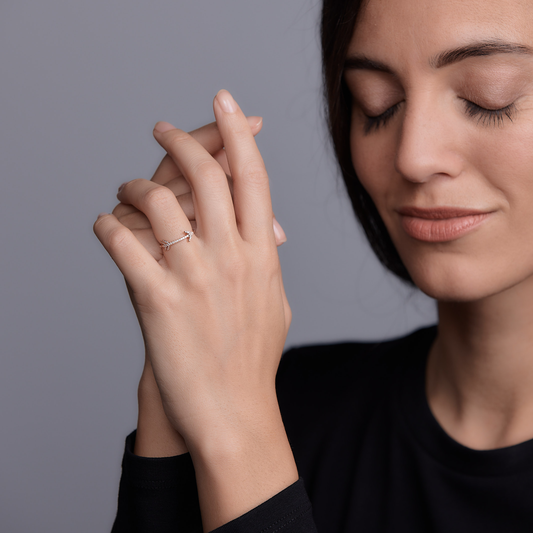 Woman wearing the Oliver Heemeyer Donna diamond ring made of 18k rose gold.