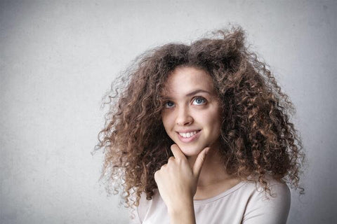 Frizz bei Locken und Afrohaaren von OMAKA