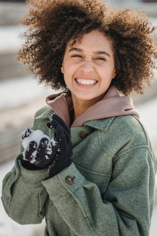 Locken und Afrohaare im Winter richtig pflegen