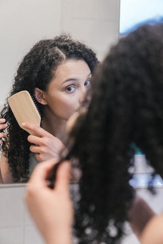 Trockene Locken pflegen