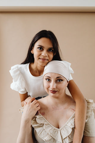 Zwei Frauen eine mit Kopftuch
