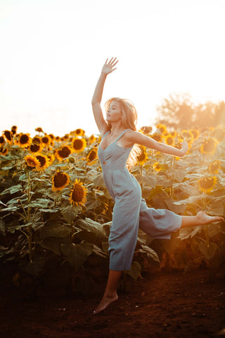 renouer avec son feminin sacre et les cycles de la nature femme epanouie dans champ de tournesols