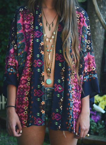 tenue bohème de femme symbole du mouvement hippie et son style vestimentaire