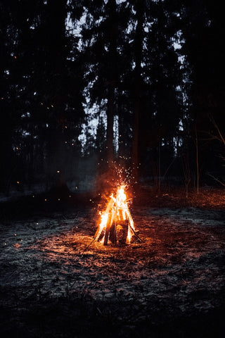 feu de joie dans la nature rituel de beltane