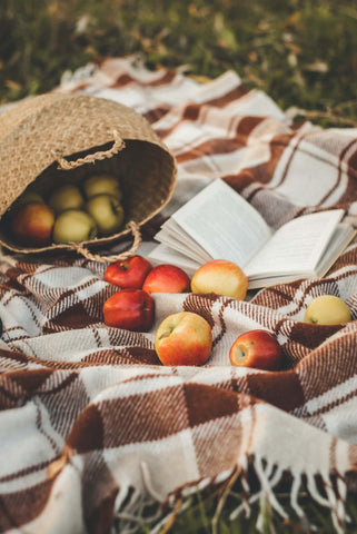 pour la sabbat de mabon, un rituel à pratiquer dans la nature, lecture, repos, rammasser des pommes dans un panier