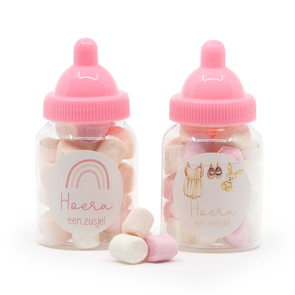 Roze babyflesjes met gekleurde minispekjes - Geboortesnoepjes.nl