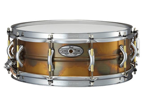 Pearl Hammered Brass Shell snare drum, made in Japan, ser. no. 491108, with  14 head and 6 shell