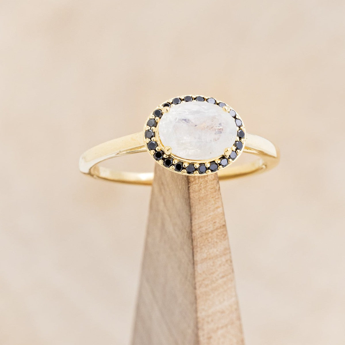 Round Moonstone Ring - Mad Private - Rings with central stone - Mad Lords