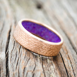 HAMMERED GOLD WEDDING BAND WITH SLEEPY LAVENDER OPAL LINING