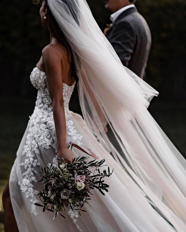 https://cdn.shopify.com/s/files/1/0252/9823/9585/files/designer-sweetheart-boho-chic-princess-tulle-lace-wedding-dress-wedding-dress-2_600x.jpg?v=1701982674