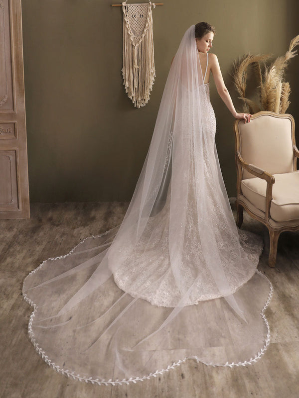 https://cdn.shopify.com/s/files/1/0252/9823/9585/files/ivory-one-tier-tulle-finished-edge-waterfall-long-wedding-veils-wedding-veils_600x.jpg?v=1701982828