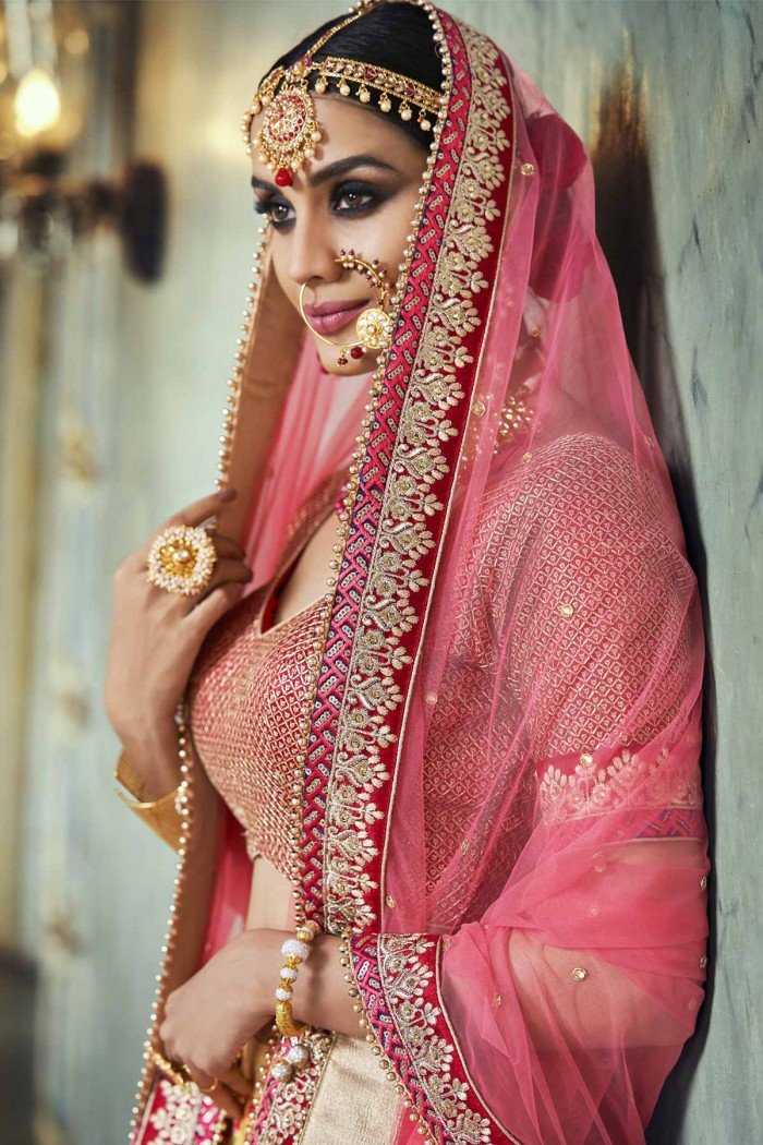 Nice hairstyle  Pakistani bridal dresses Pakistani wedding dresses Bride  beauty