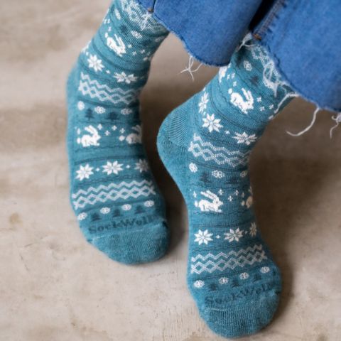 Sockwellの靴下を履く足元