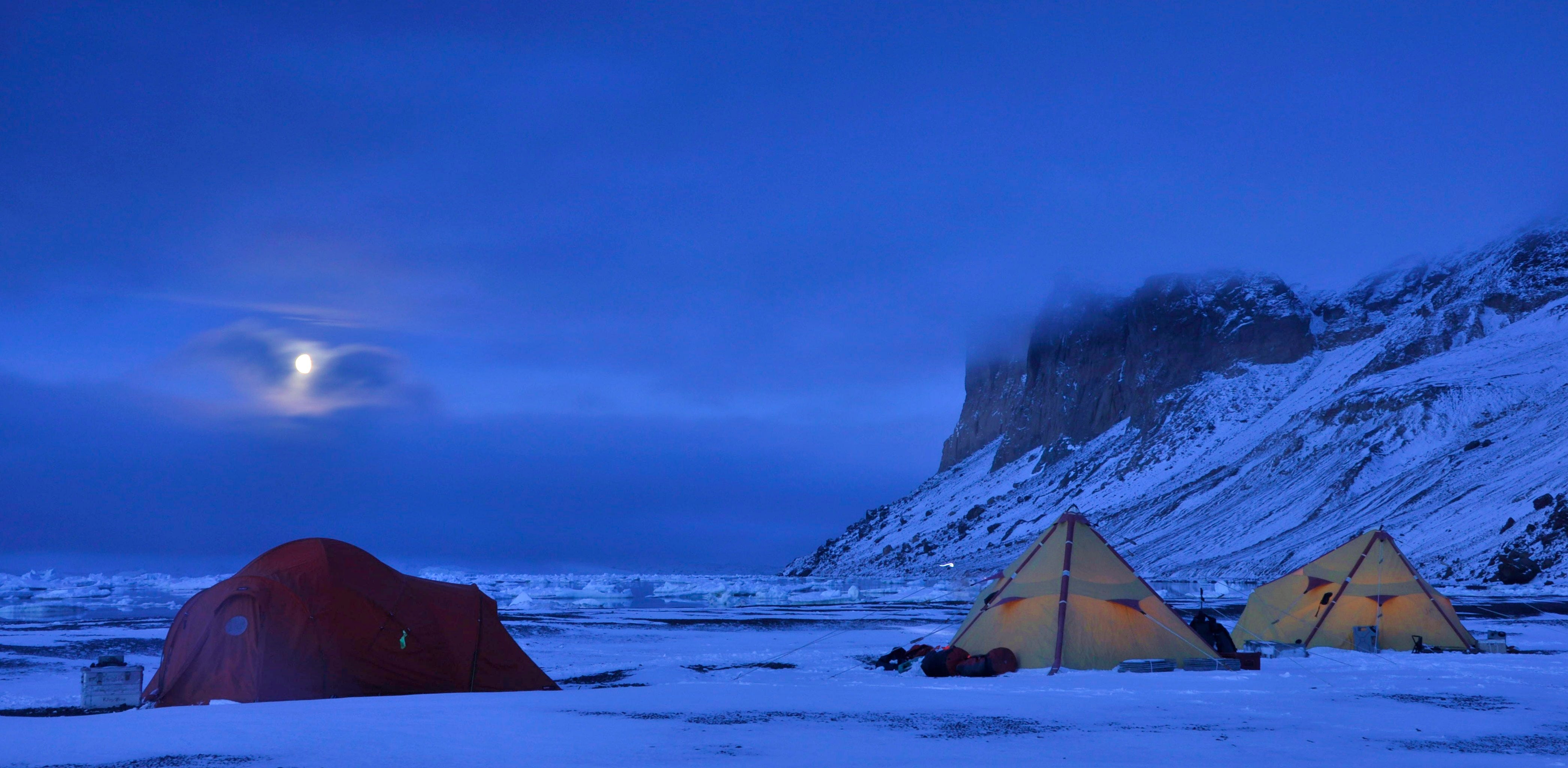4 season mountaineering tent in winter