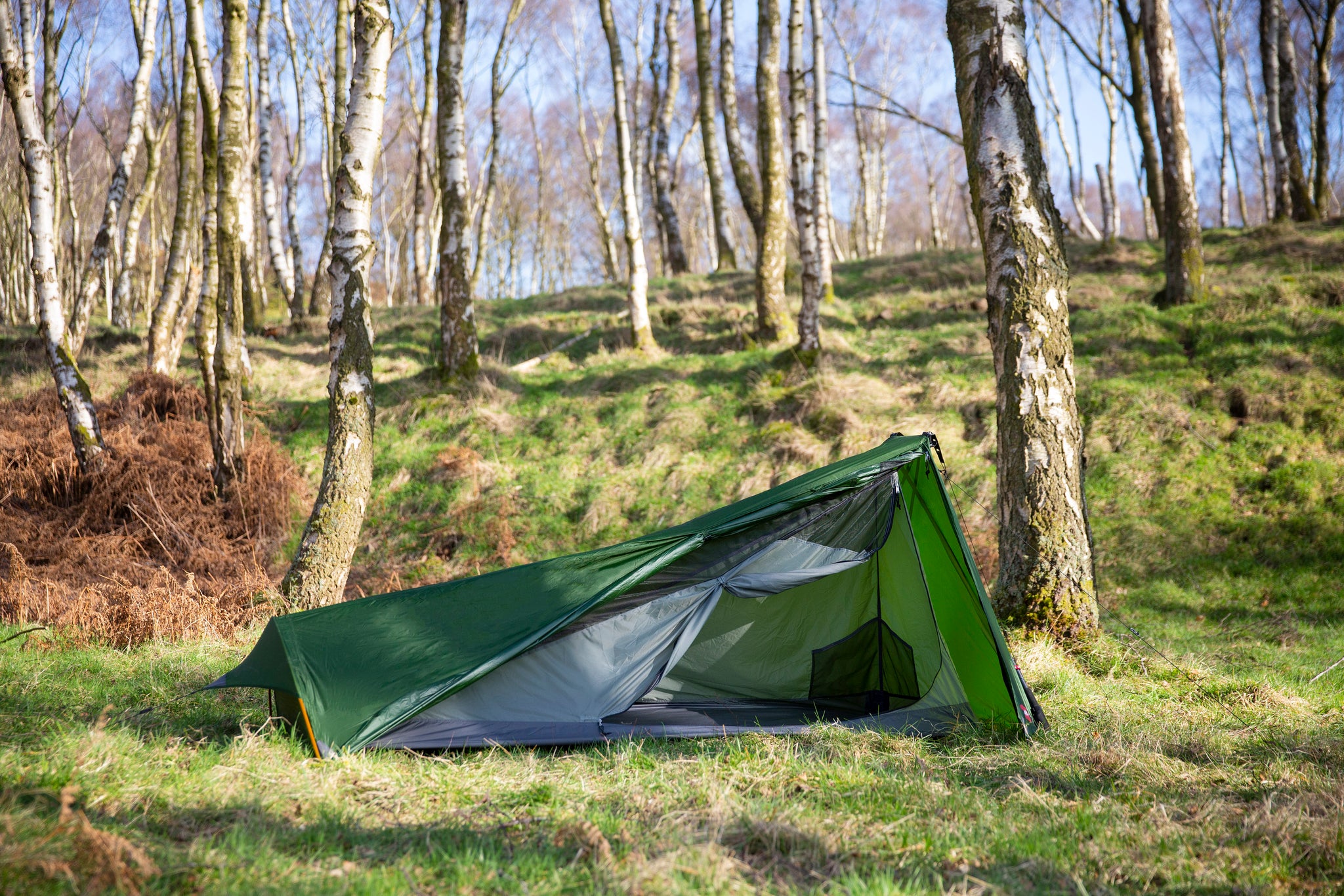 Lightweight bivvy tent with long lateral door for easy access