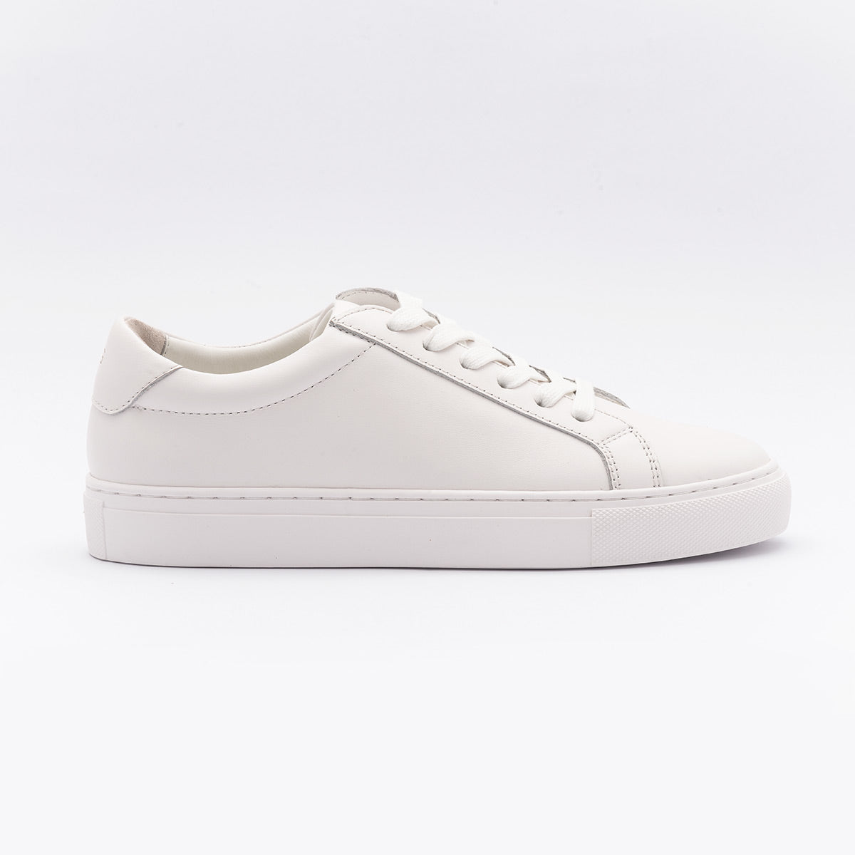 white sneakers low top