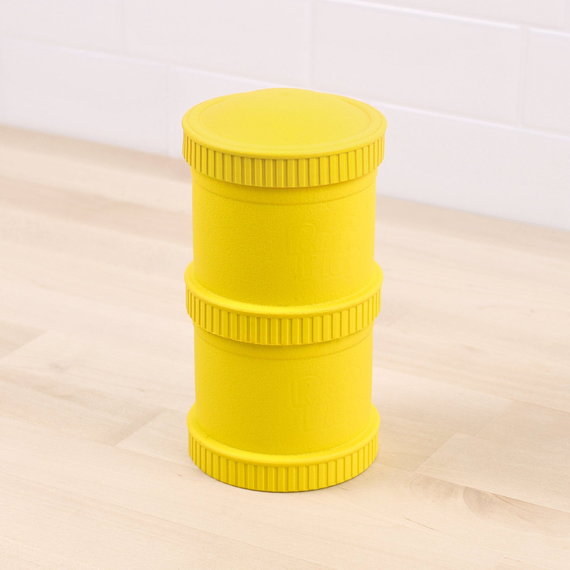 https://cdn.shopify.com/s/files/1/0253/3320/2996/products/snack-stack-one-lid--001_80406_yellow_2000x.jpg?v=1610499607