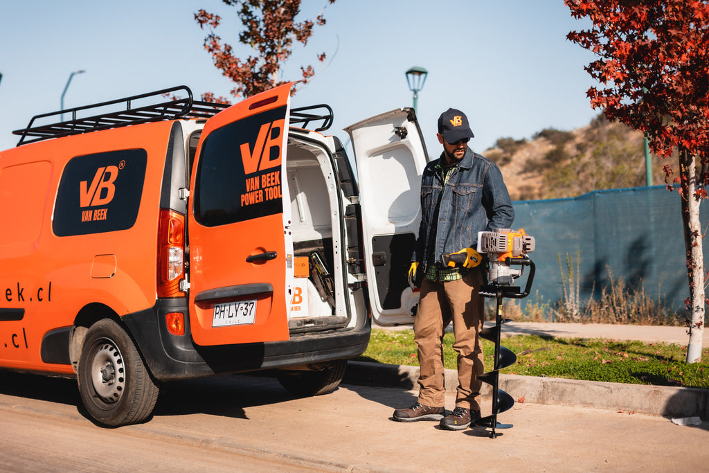 Camioneta van Beek con una ahoyadora: la herramienta que necesitas para abrir huecos en la tierra