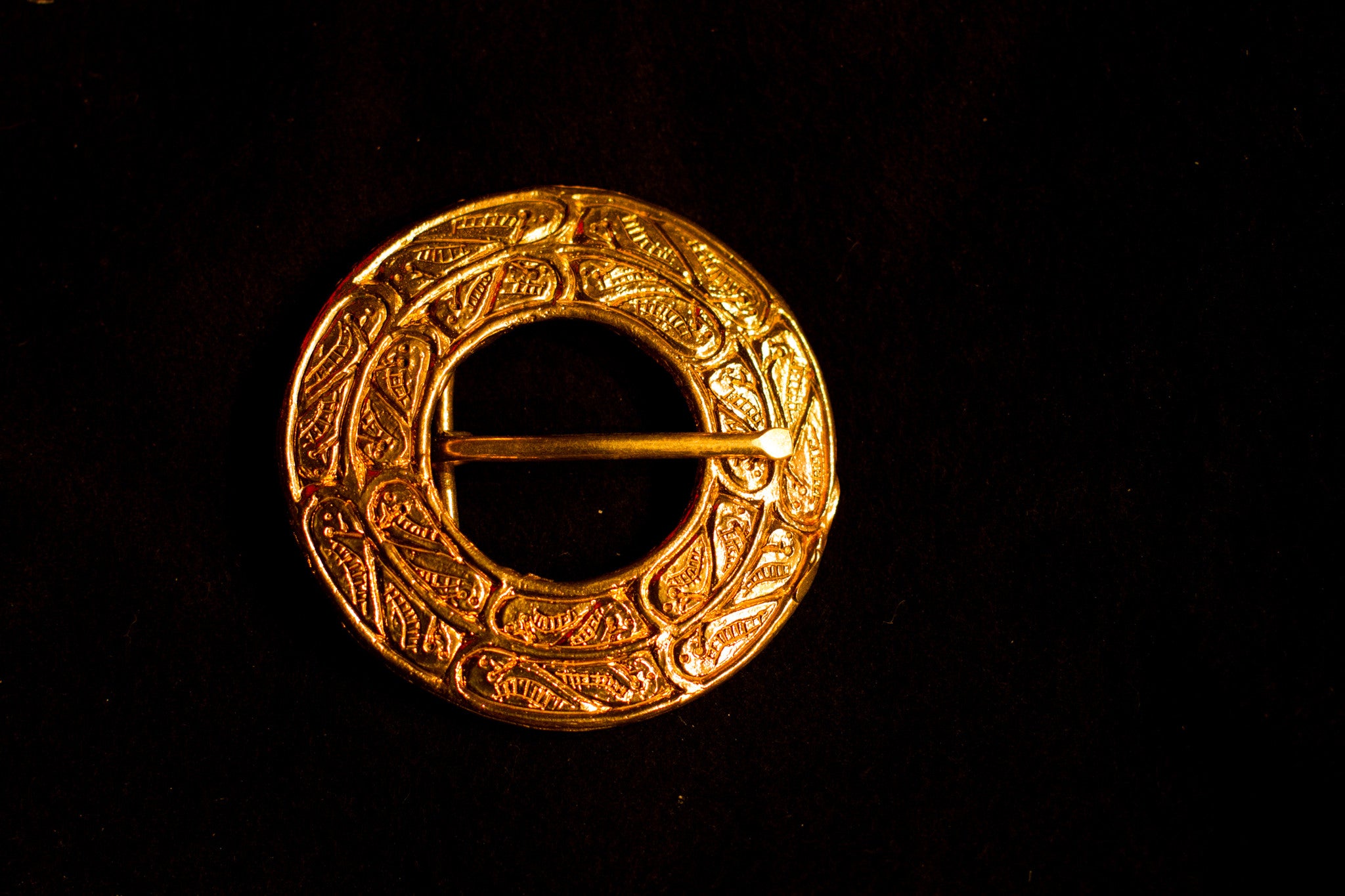 1" Round buckle with bird design - X-82