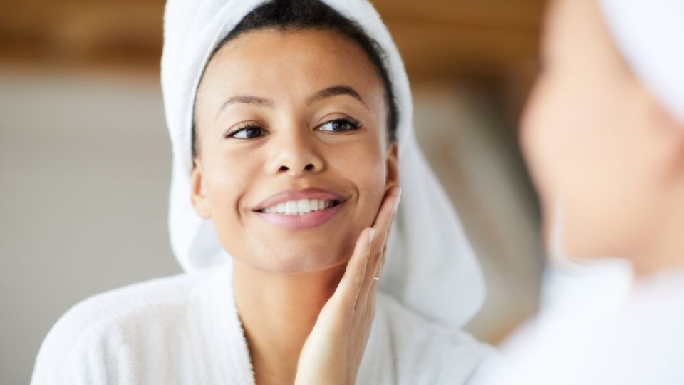 femme qui sourit avec un teint clair