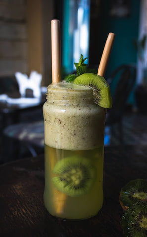 Verre de jus de kiwi avec mousse