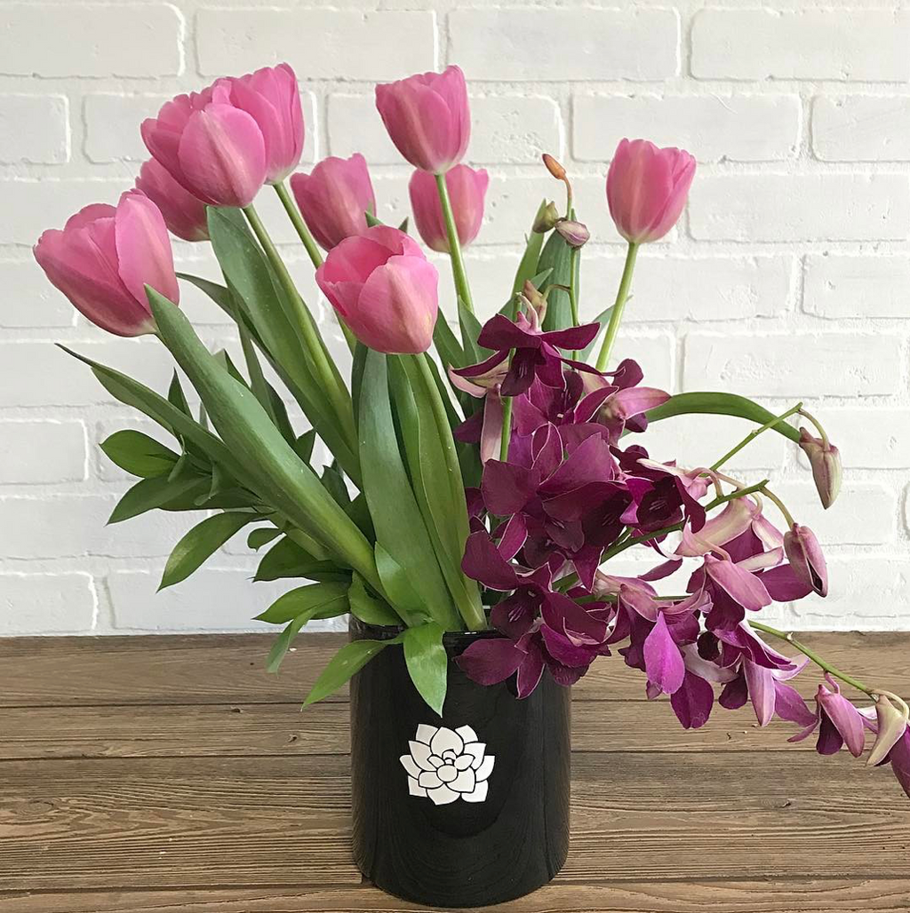 Arreglo floral 10 Tulipanes y Orquídeas – Suculenta Boutique Floral