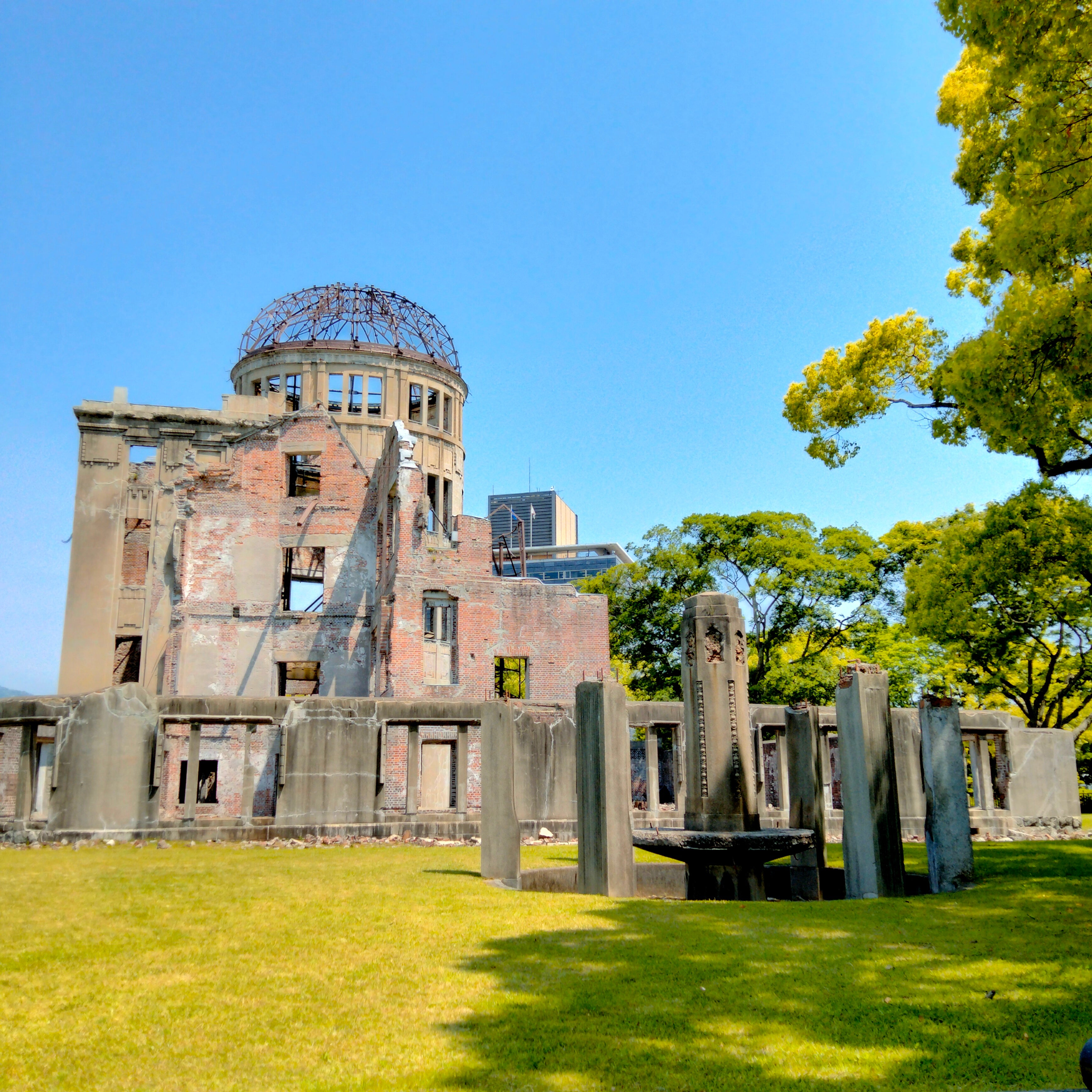 G7広島サミット開催にあたって平和公園を訪れる首脳陣。原爆ドームの写真。