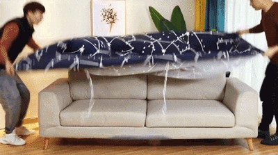 mettre une housse sur un canapé