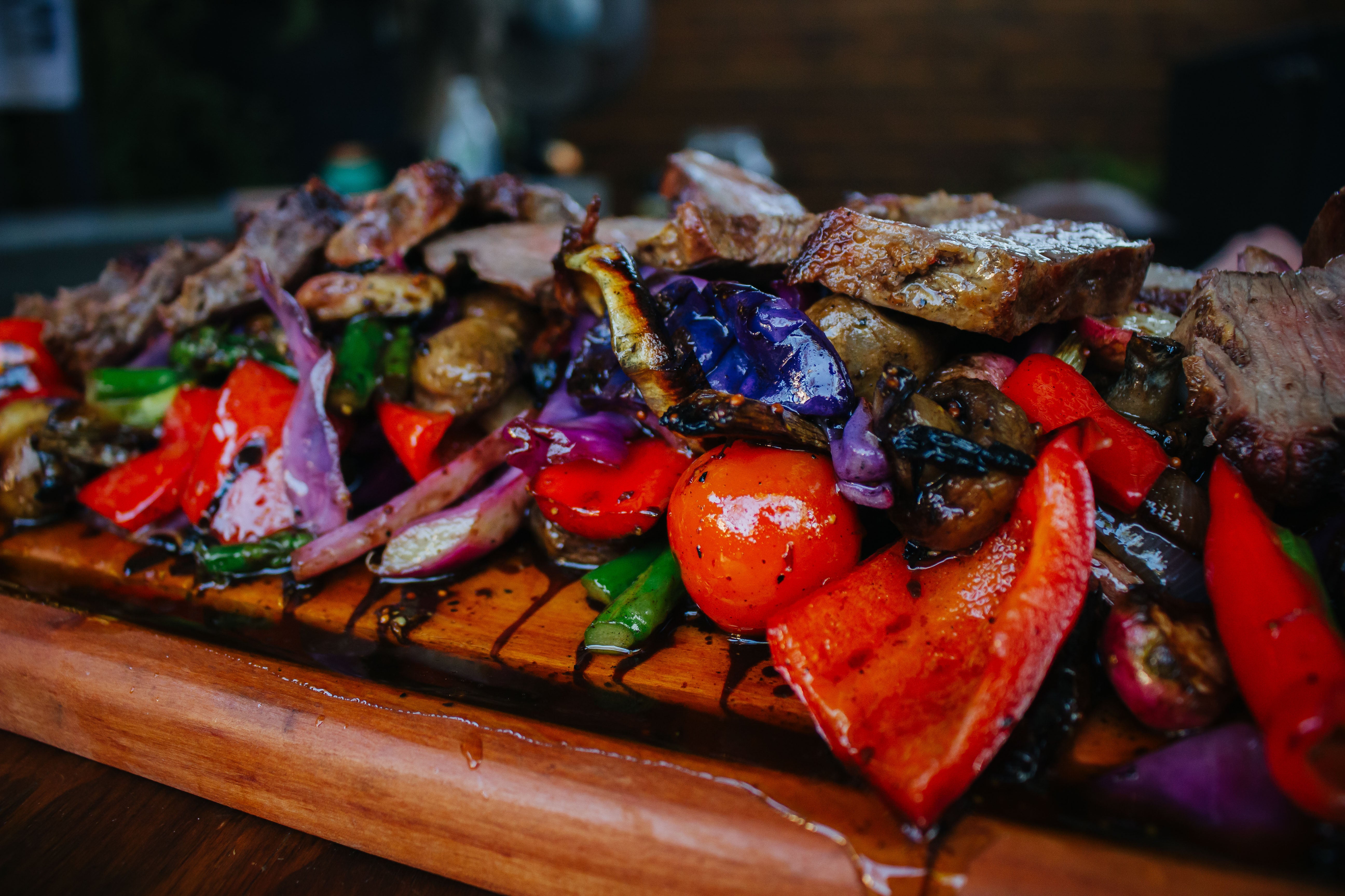 Bife con Verduras Salteadas | BBQ y Ahumado – Keveri Chile