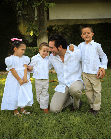 father-wearing-a-white-Ramon-Puig-guayabera-alongside-his-sons-and-daughter