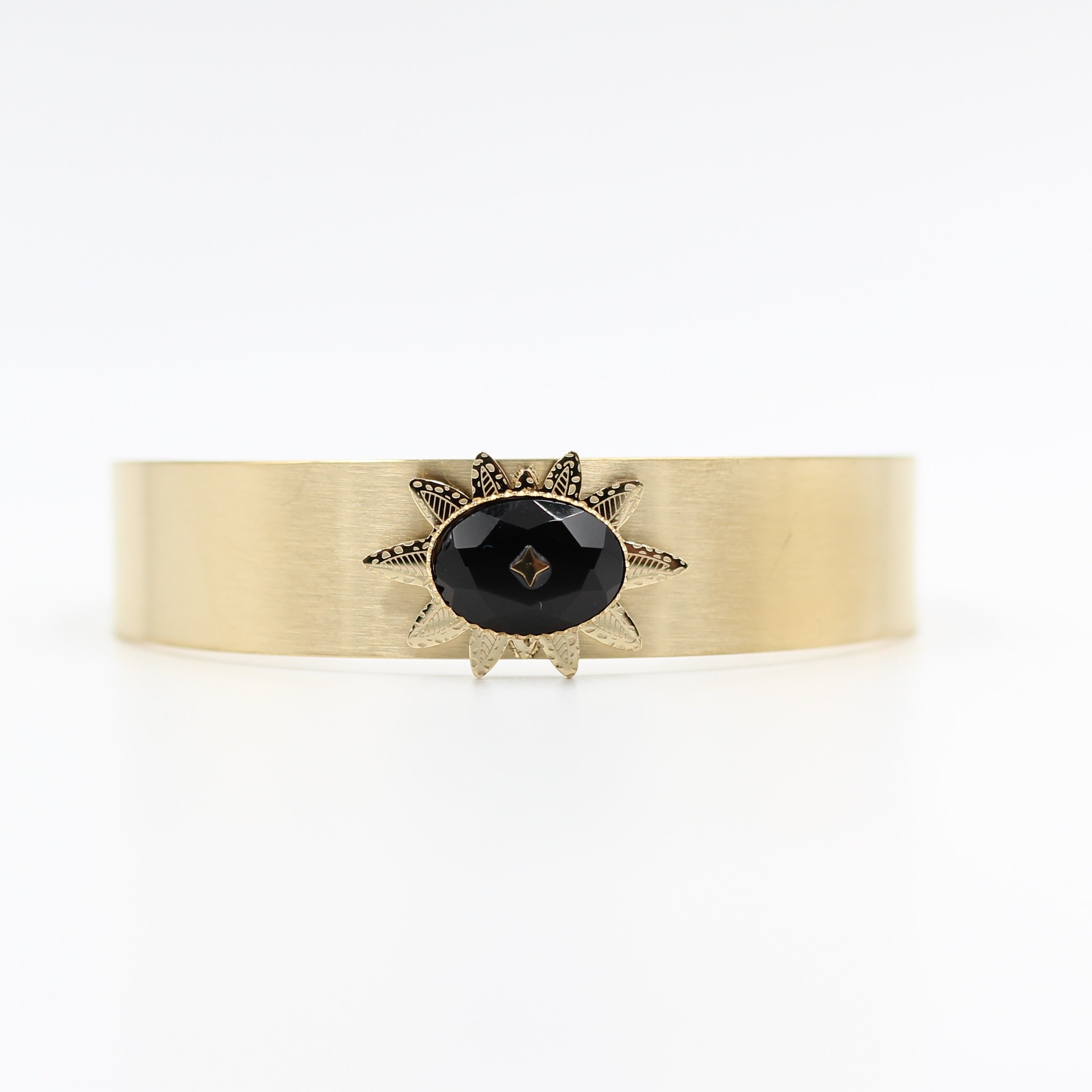 Bracelet jonc large effet brossé orné d'une fleur gravée sur laquelle se trouve une agate noir facettée en acier inoxydable 