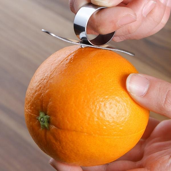 éplucher une orange facilement avec un ustensile de cuisine