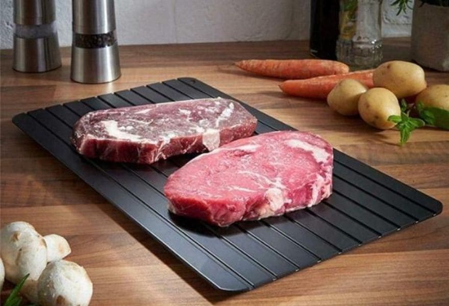 viande surgelée sur planche à décongeler