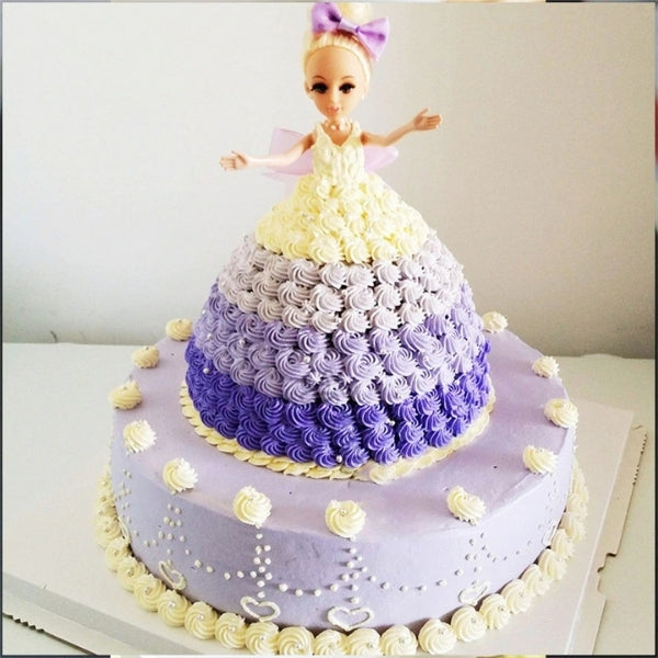 deco gateau avec une poupée