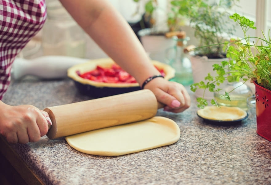 etaler la pate avant le nappage de tarte aux fraises