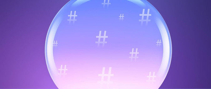 Een bol met hashtags op een paarse achtergrond
