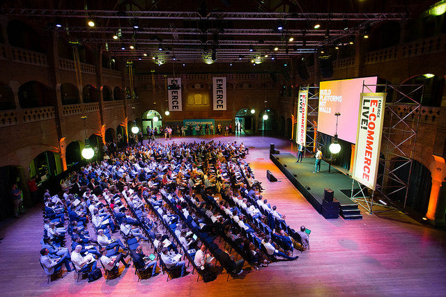 Bezoekers van E-Commerce Live luisteren naar een lezing