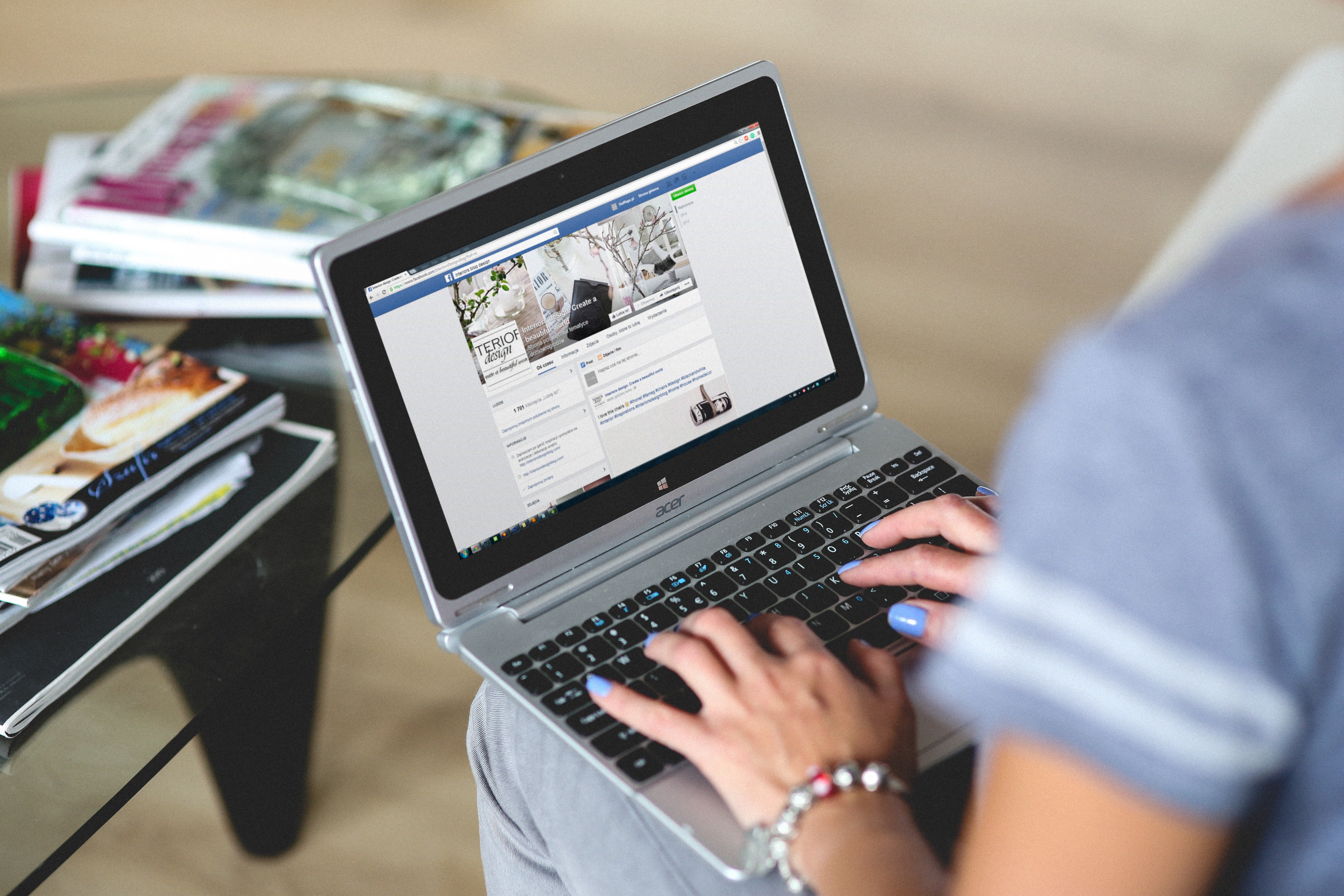 Vrouw met Facebook op laptop