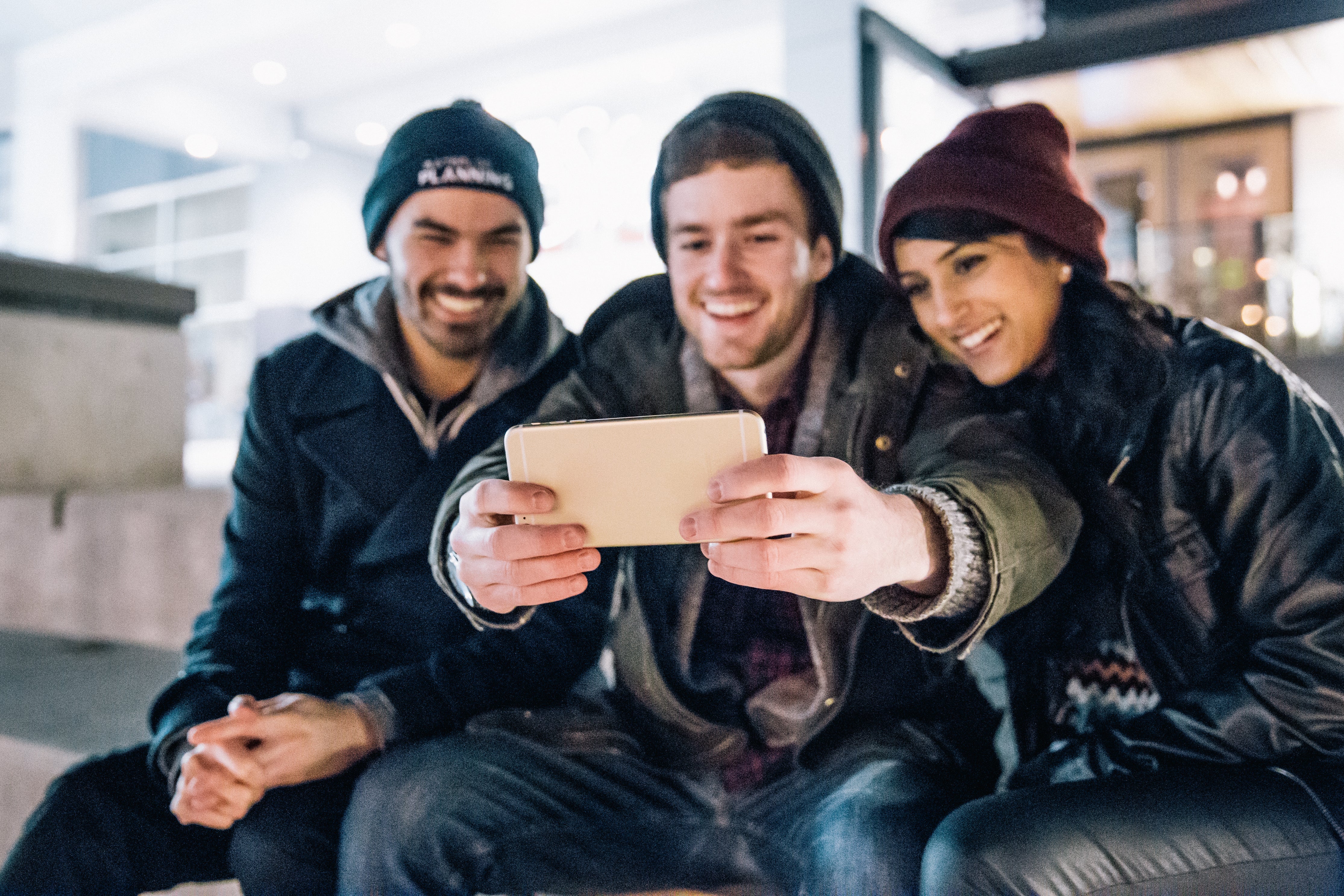 Drie millennials nemen samen een selfie
