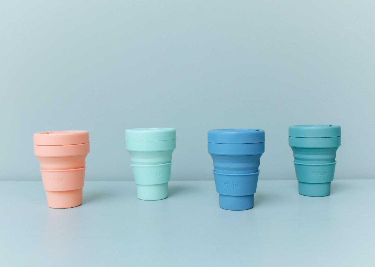 Vier siliconen koffiemokken op een rij, goede kandidaten voor white label producten