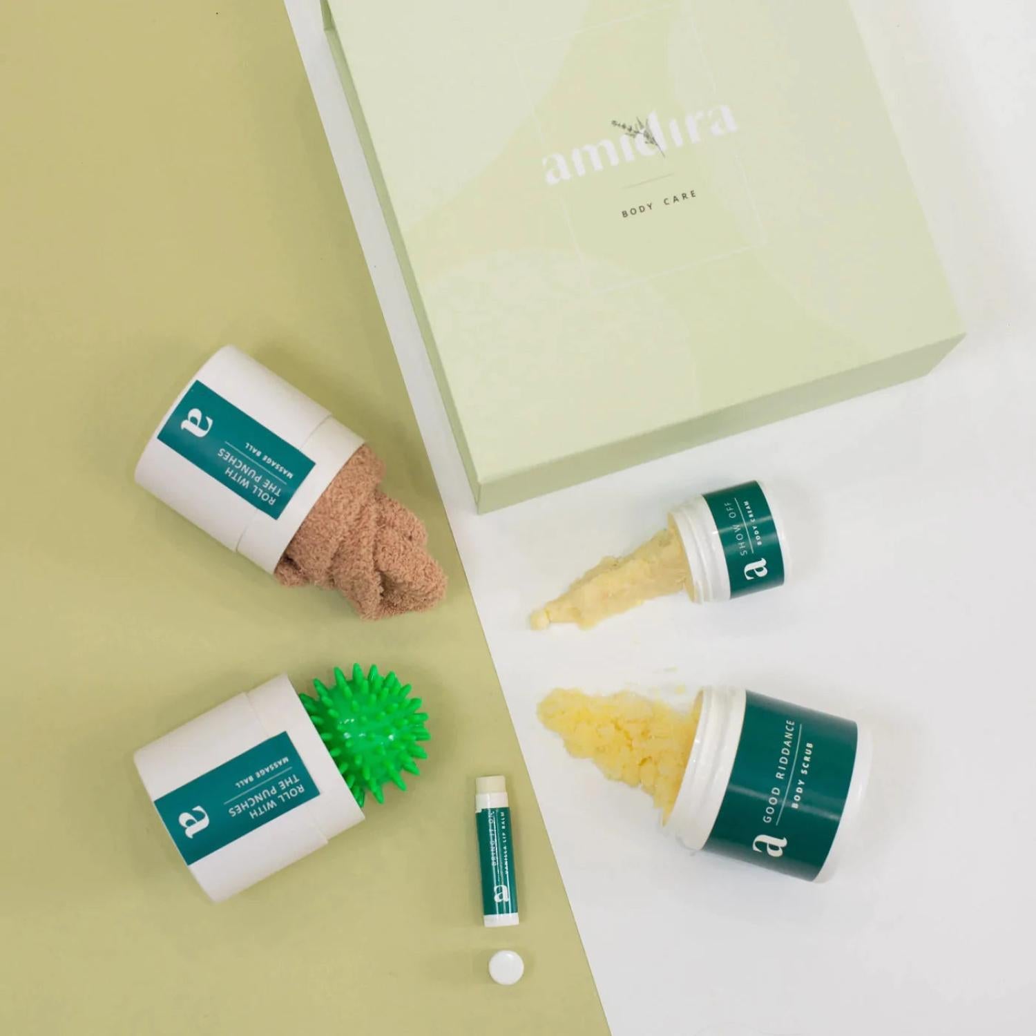 Een assortiment zelfzorgproducten uit een cadeaupakket van Amidira