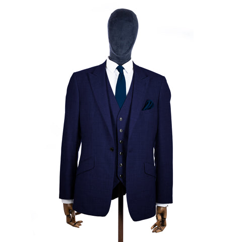 Mitternachtsblaue Strickkrawatte und Einstecktuch mit marineblauem Anzug auf einer Schaufensterpuppe – Mitte