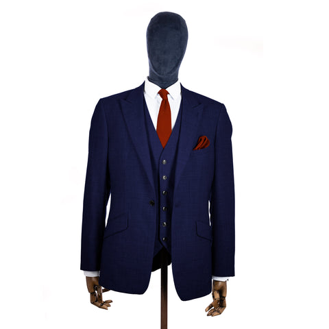 Terracota Gestrickte Krawatte und Einstecktuch mit marineblauem Anzug auf einer Schaufensterpuppe – Mitte