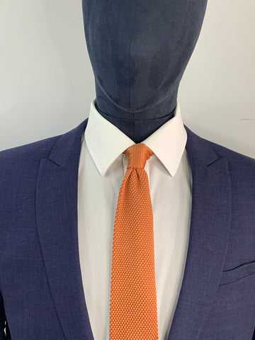 Rustikale orangefarbene Strickkrawatte und marineblauer Anzug